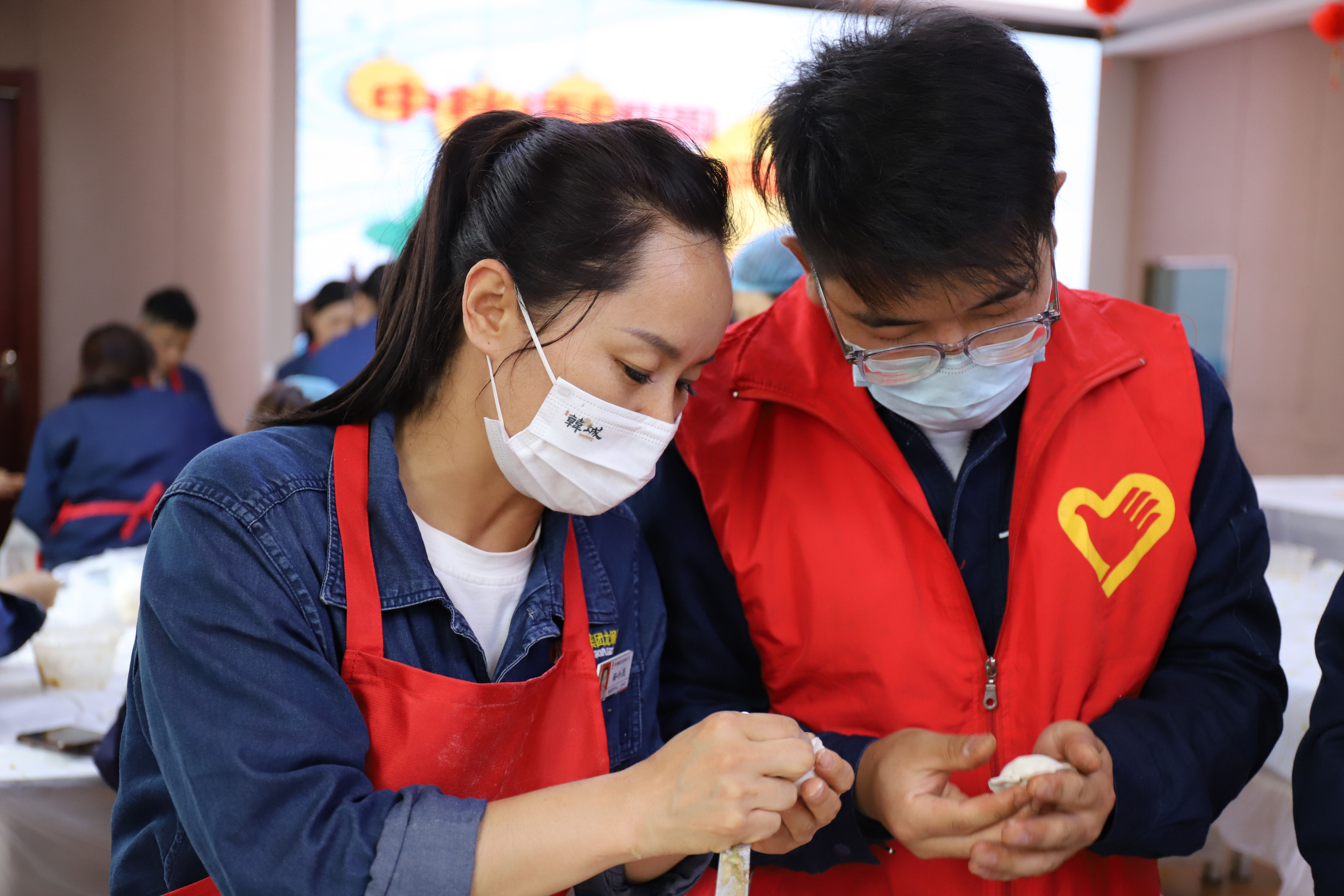 “鋼城雨露”滋潤“青苗”茁壯成長 “鋼城雨露”滋潤“青苗”茁壯成長