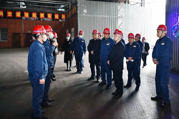 螺紋鋼也有高科技、有硬核技術含量——楊海峰對龍鋼公司“5#連鑄機—棒材一線直軋改造項目”進行現場調研 螺紋鋼也有高科技、有硬核技術含量——楊海峰對龍鋼公司“5#連鑄機—棒材一線直軋改造項目”進行現場調研