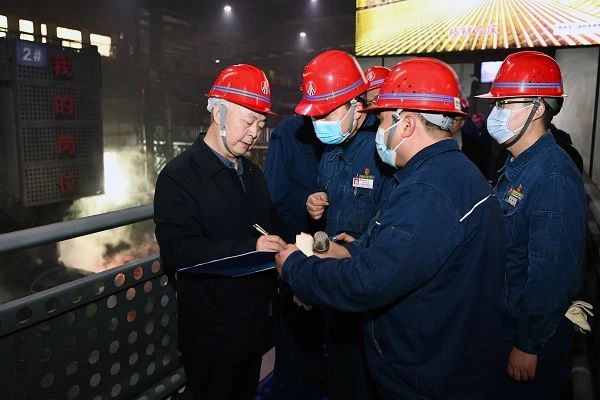螺紋鋼也有高科技、有硬核技術含量——楊海峰對龍鋼公司“5#連鑄機—棒材一線直軋改造項目”進行現場調研 螺紋鋼也有高科技、有硬核技術含量——楊海峰對龍鋼公司“5#連鑄機—棒材一線直軋改造項目”進行現場調研