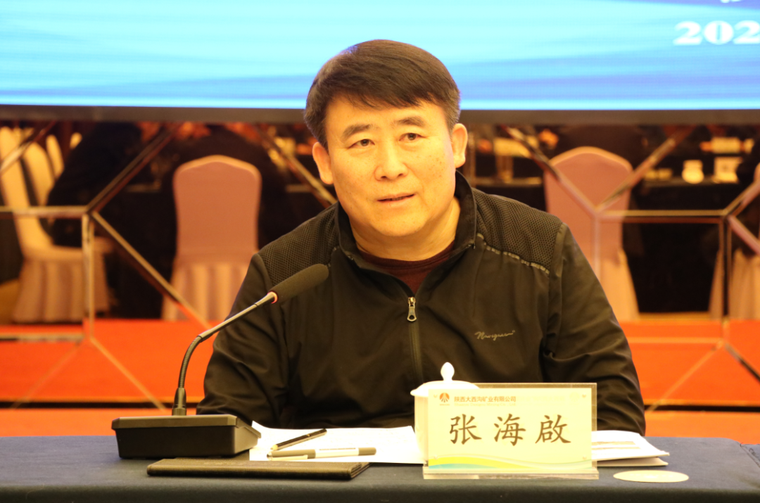 楊海峰與調研陜鋼集團大西溝礦業公司的中國地質調查局、北京上唐集團等單位專家團隊座談 楊海峰與調研陜鋼集團大西溝礦業公司的中國地質調查局、北京上唐集團等單位專家團隊座談