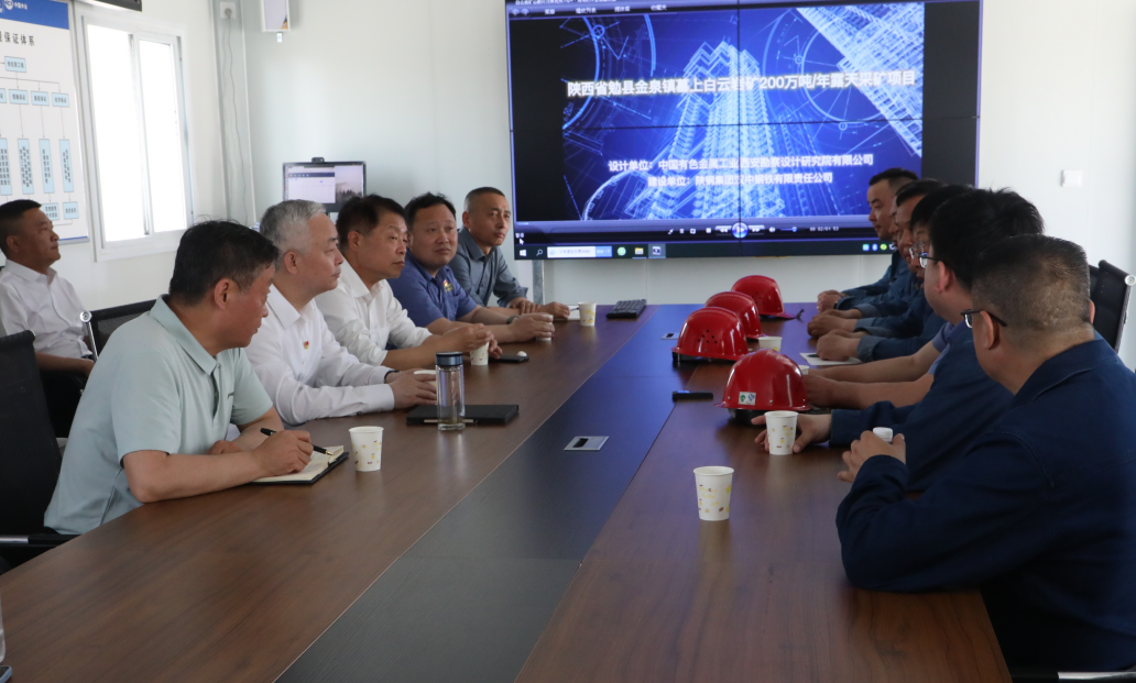 楊海峰深入漢鋼公司調(diào)研時強調(diào) 全面推進鎂鐵釩鈦耦合發(fā)展戰(zhàn)略落地 助推集團轉型升級高質(zhì)量發(fā)展 楊海峰深入漢鋼公司調(diào)研時強調(diào) 全面推進鎂鐵釩鈦耦合發(fā)展戰(zhàn)略落地 助推集團轉型升級高質(zhì)量發(fā)展