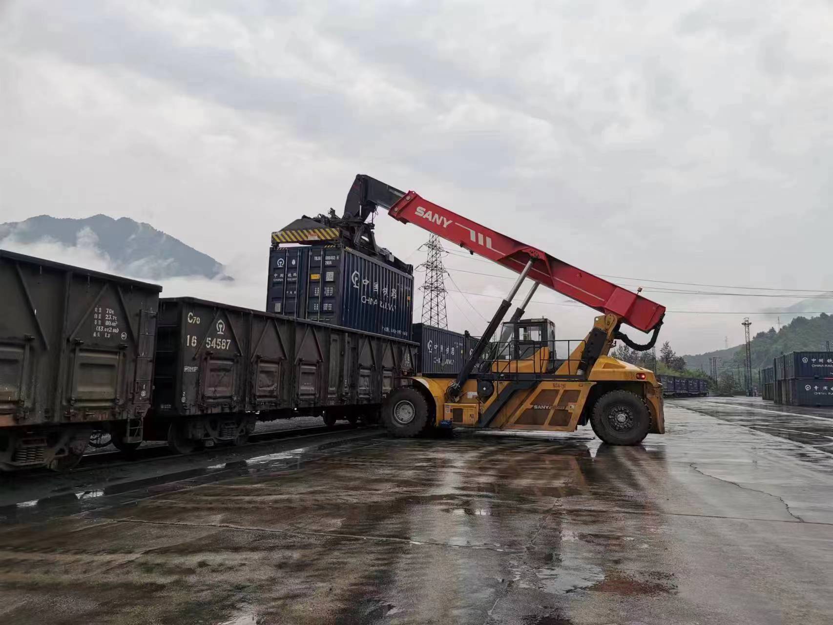 陜鋼集團(tuán)專用循環(huán)列開通,降本又省時(shí) 陜鋼集團(tuán)專用循環(huán)列開通,降本又省時(shí)