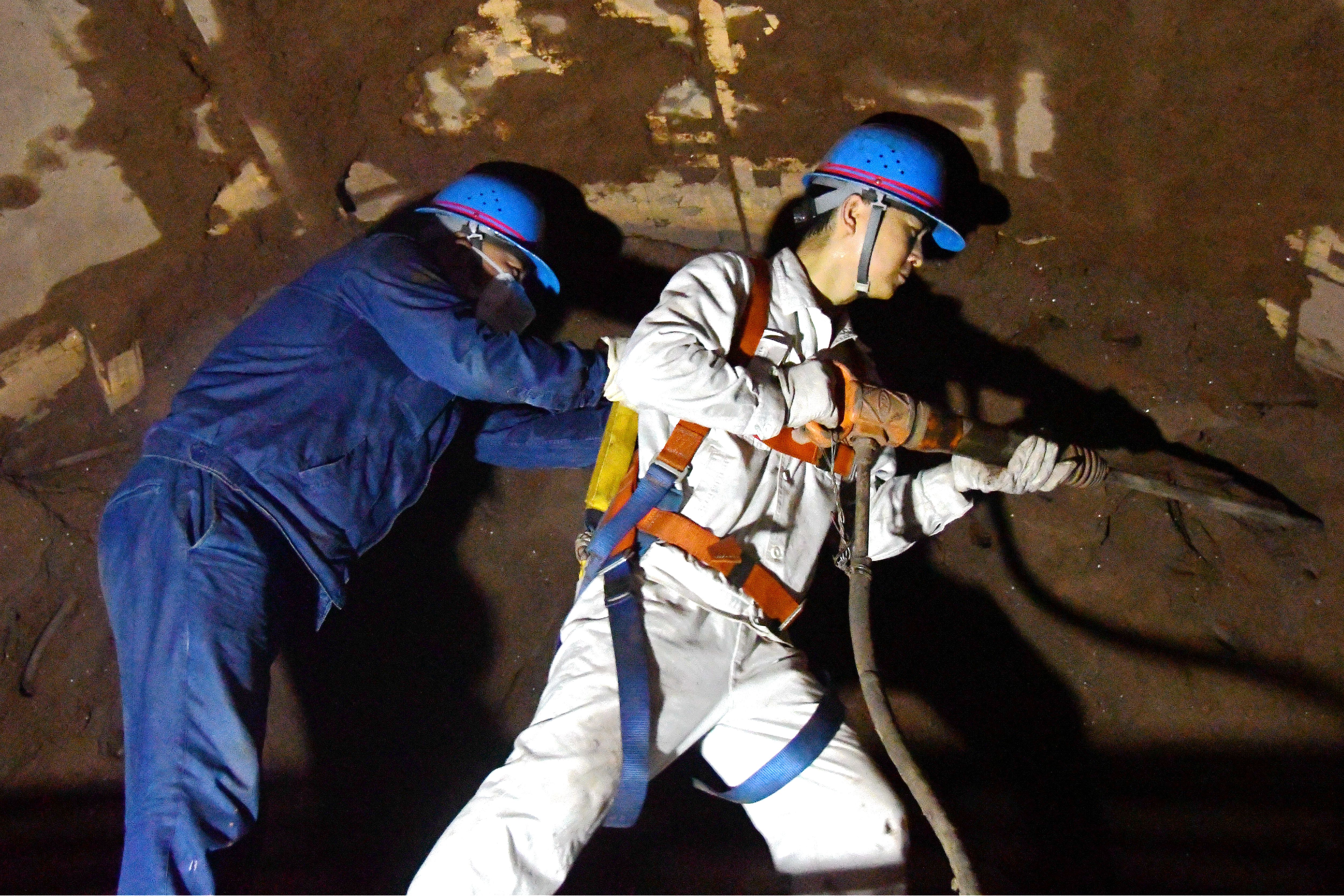 秋意漸濃戰鼓擂 決戰秋檢顯擔當 ——龍鋼公司煉鐵廠265㎡燒結機檢修工作側記 秋意漸濃戰鼓擂 決戰秋檢顯擔當 ——龍鋼公司煉鐵廠265㎡燒結機檢修工作側記