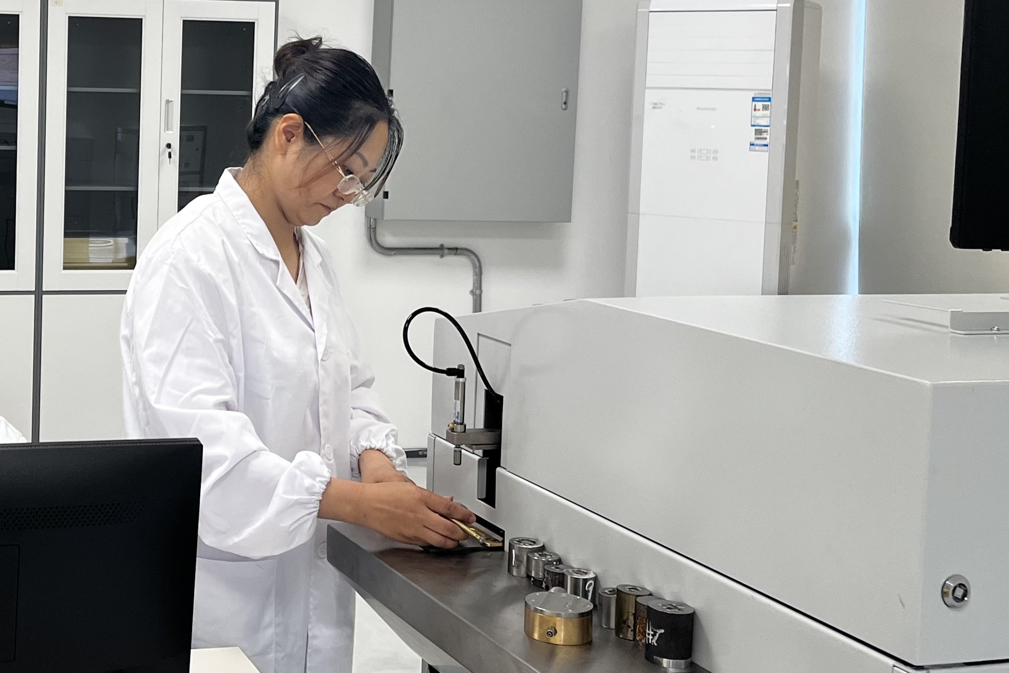 金屬材料實驗室里的“丁香花” 金屬材料實驗室里的“丁香花”