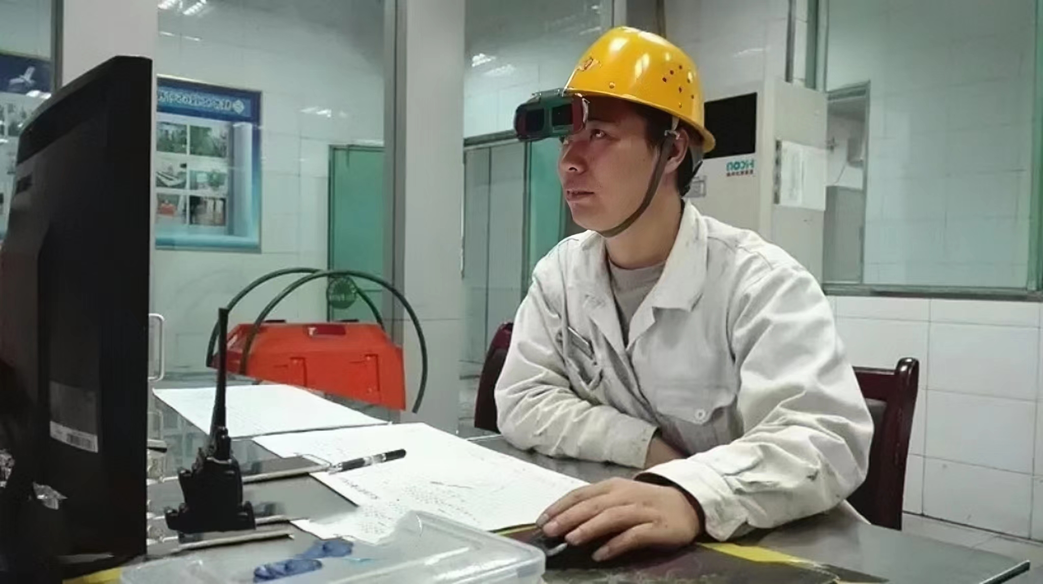 爐火旁的“守臺(tái)人” 爐火旁的“守臺(tái)人”