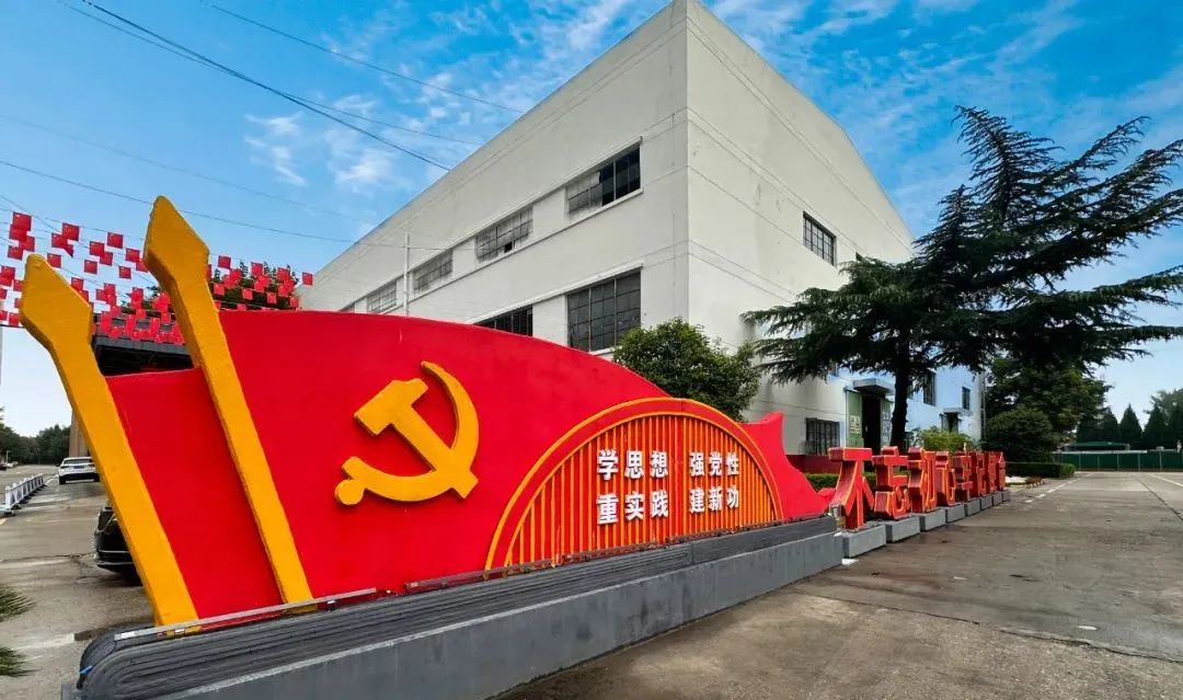 踐行低碳理念 開創(chuàng)綠色發(fā)展 踐行低碳理念 開創(chuàng)綠色發(fā)展