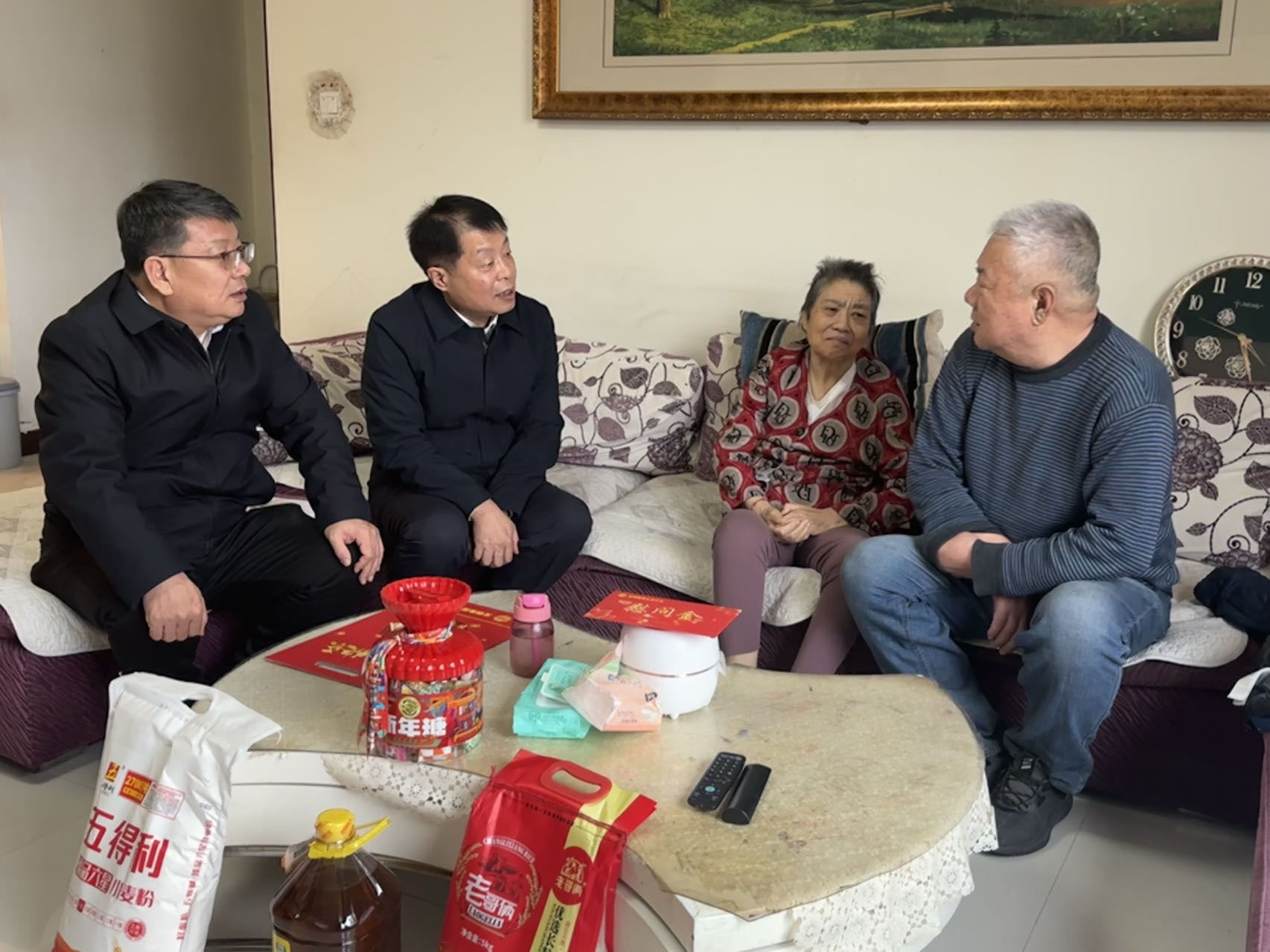 郗九生深入龍鋼集團慰問困難老黨員 郗九生深入龍鋼集團慰問困難老黨員