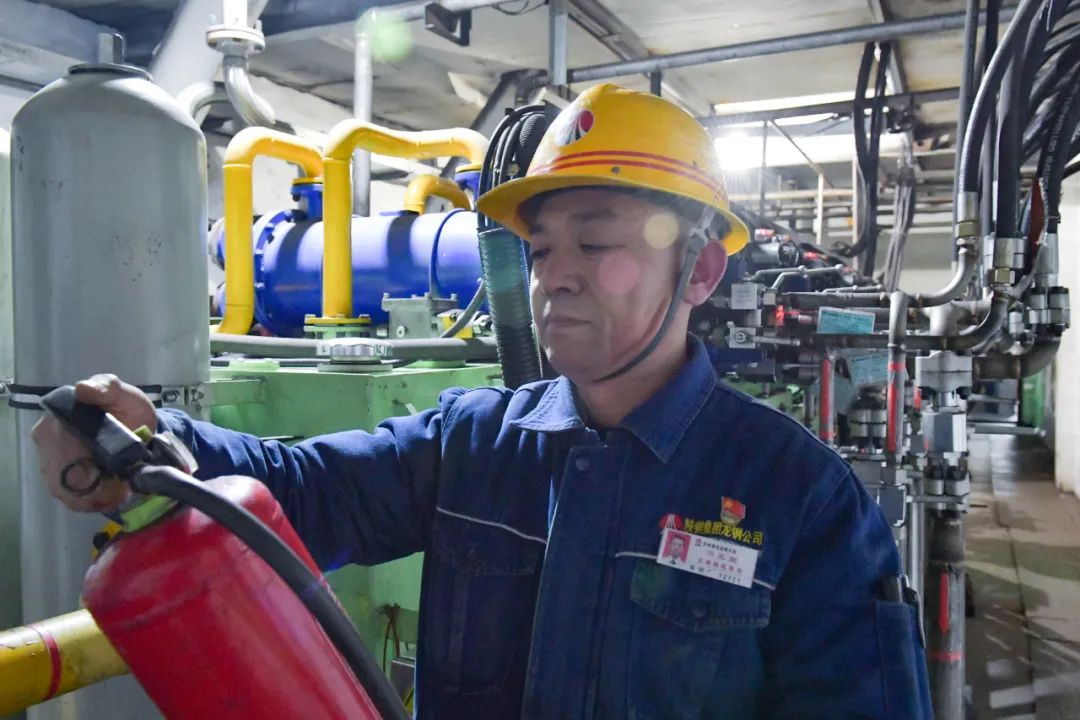 看!兩代人這樣守護(hù)“禹龍藍(lán)” 看!兩代人這樣守護(hù)“禹龍藍(lán)”