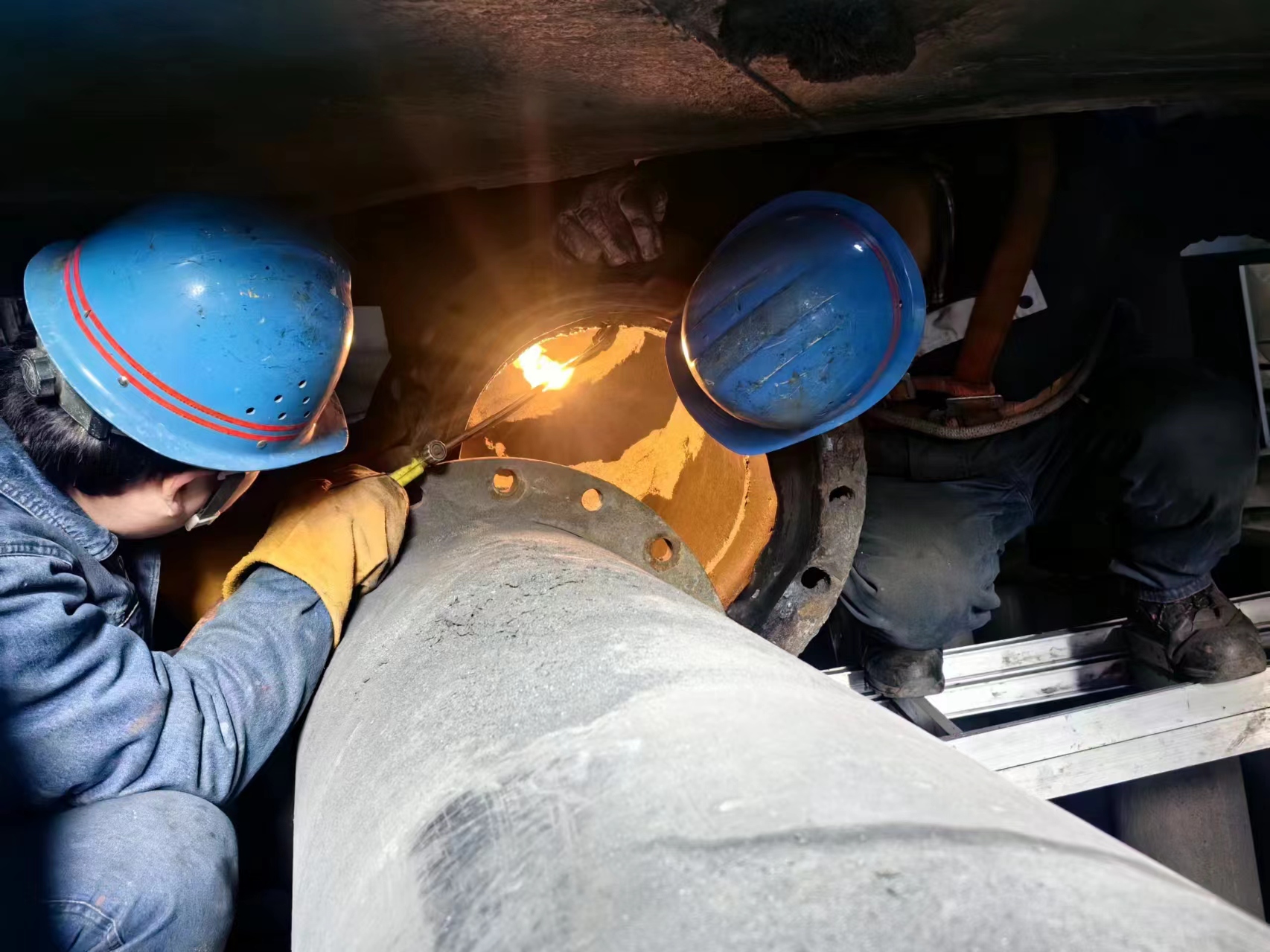 瞧!奮戰(zhàn)在檢修現(xiàn)場的“追光者” 瞧!奮戰(zhàn)在檢修現(xiàn)場的“追光者”