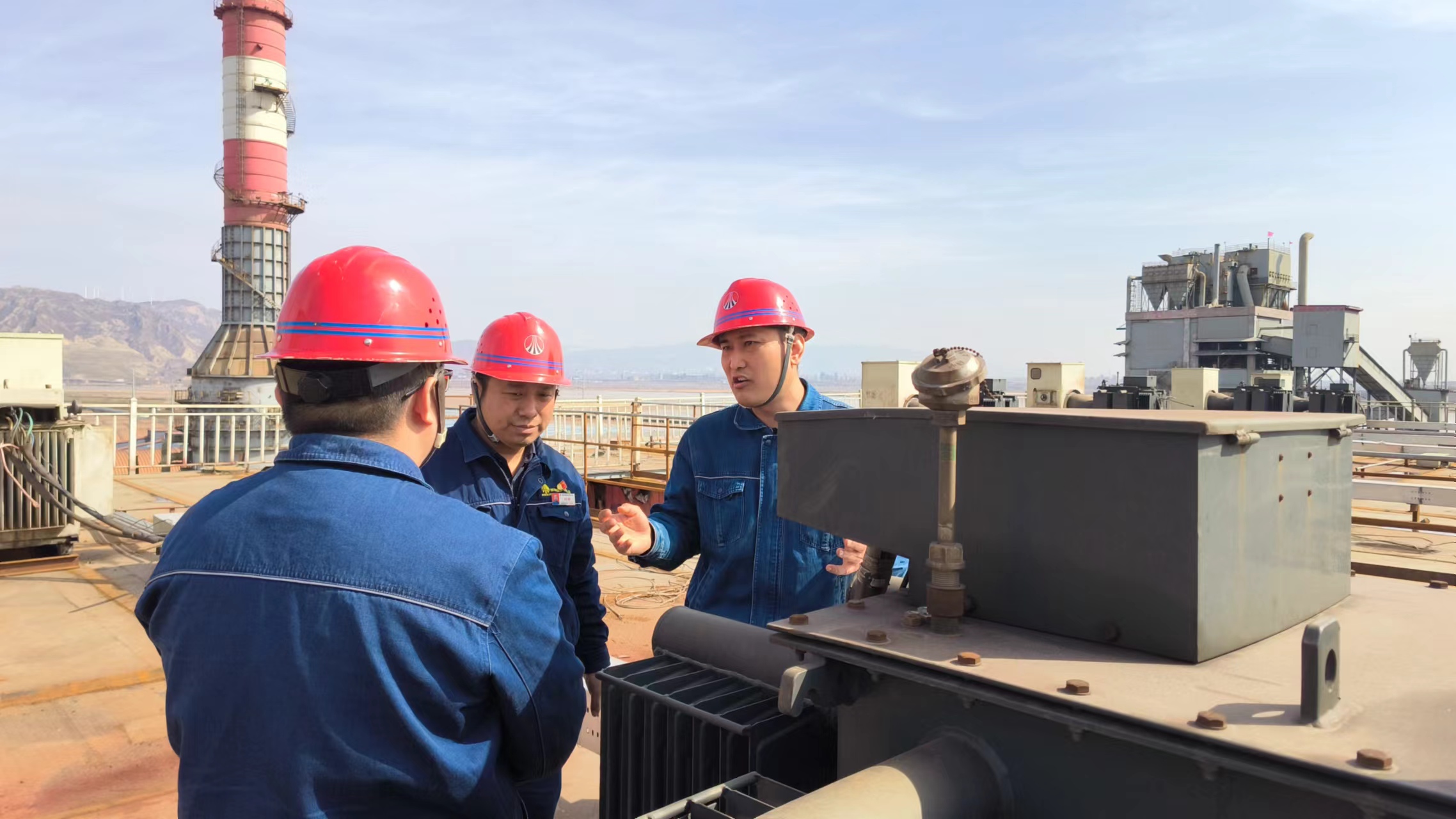 群策群力求創(chuàng)新 同心協(xié)力降成本——龍鋼公司450㎡燒結(jié)系統(tǒng)電除塵中修側(cè)記 群策群力求創(chuàng)新 同心協(xié)力降成本——龍鋼公司450㎡燒結(jié)系統(tǒng)電除塵中修側(cè)記