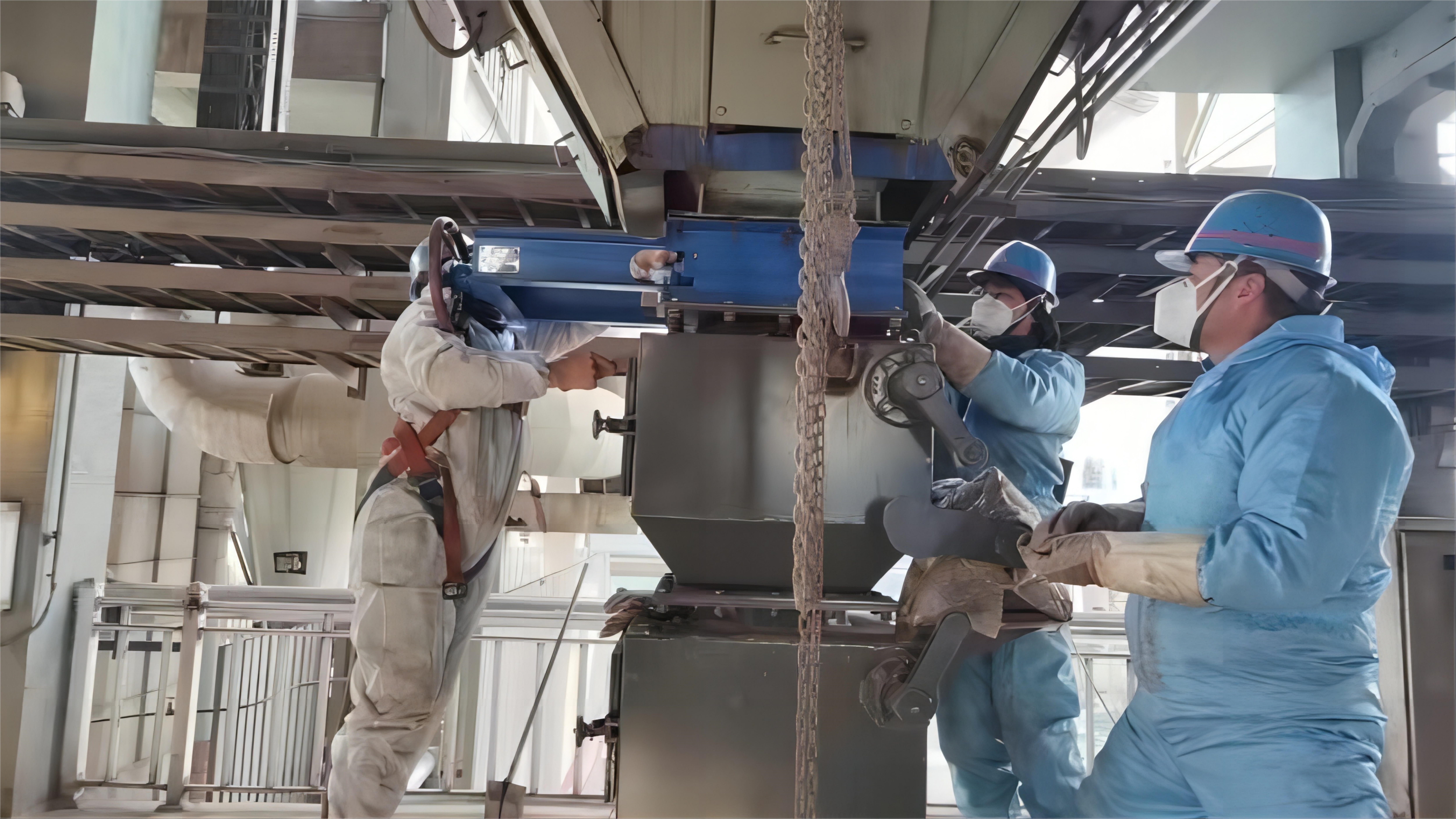 群策群力求創(chuàng)新 同心協(xié)力降成本——龍鋼公司450㎡燒結(jié)系統(tǒng)電除塵中修側(cè)記 群策群力求創(chuàng)新 同心協(xié)力降成本——龍鋼公司450㎡燒結(jié)系統(tǒng)電除塵中修側(cè)記