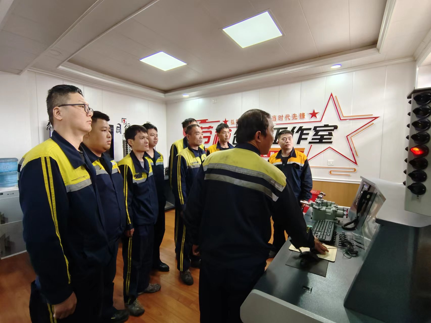 凝“青”聚力 微光閃耀 以螢火之光激活“青春密碼” 凝“青”聚力 微光閃耀 以螢火之光激活“青春密碼”