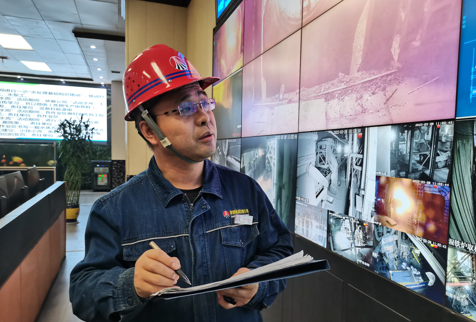 匠心鑄夢(mèng)勇?lián)?dāng) 百煉成鋼鑄輝煌 ——記第四屆“陜煤工匠”楊文學(xué) 匠心鑄夢(mèng)勇?lián)?dāng) 百煉成鋼鑄輝煌 ——記第四屆“陜煤工匠”楊文學(xué)