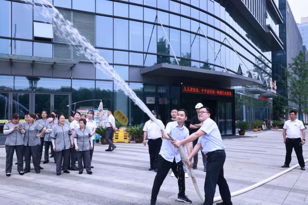 把好“安全關(guān)” 筑牢“防護(hù)墻” 把好“安全關(guān)” 筑牢“防護(hù)墻”