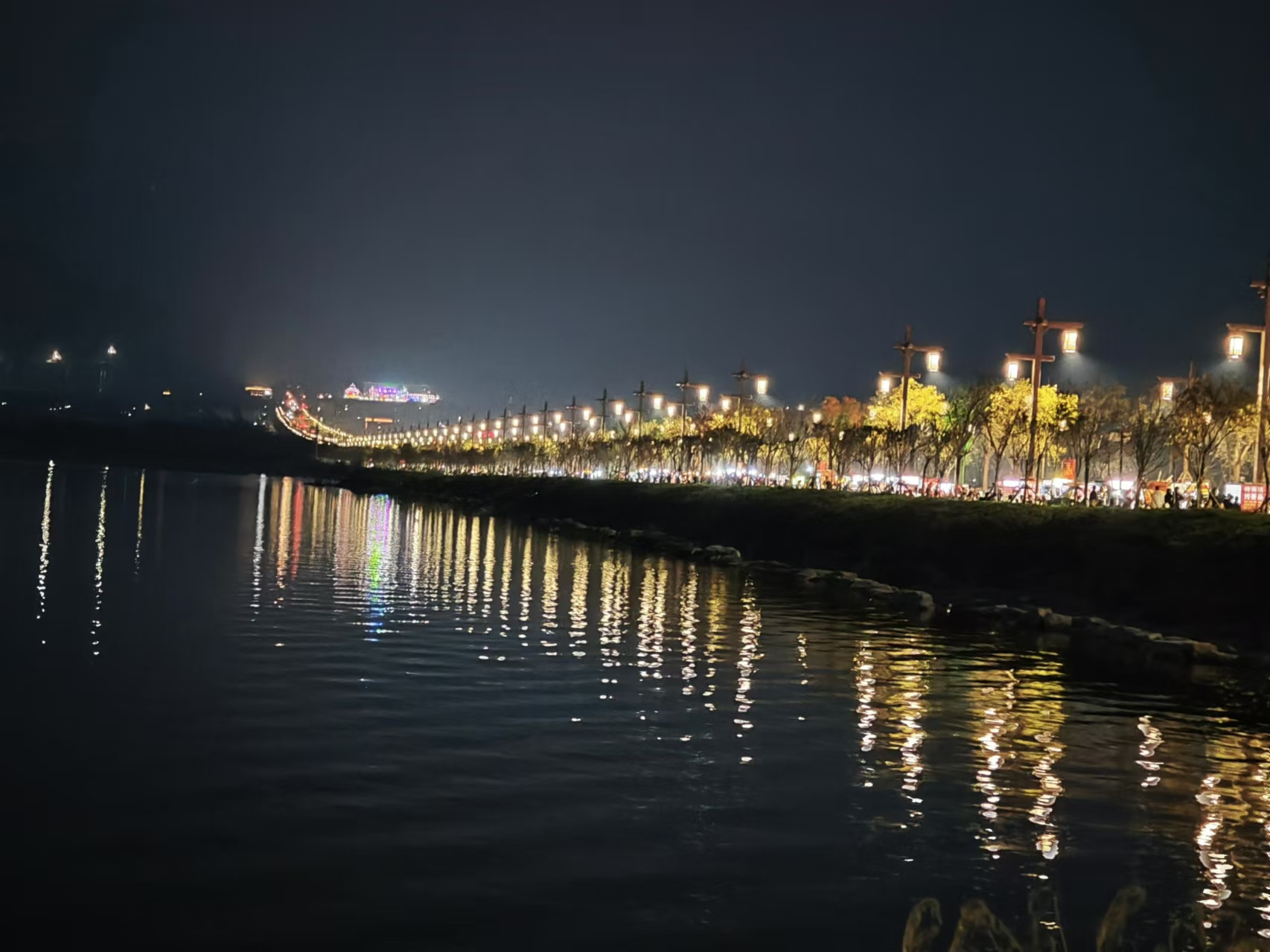 盛裝出席的秋 盛裝出席的秋