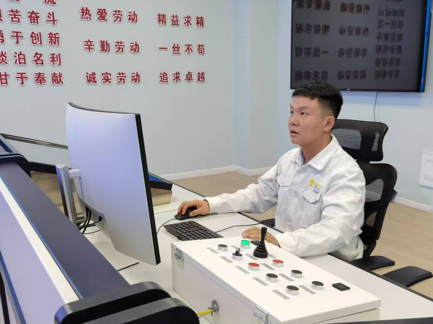 承壓奮進 靶向發力 擂響決戰四季度戰鼓 承壓奮進 靶向發力 擂響決戰四季度戰鼓