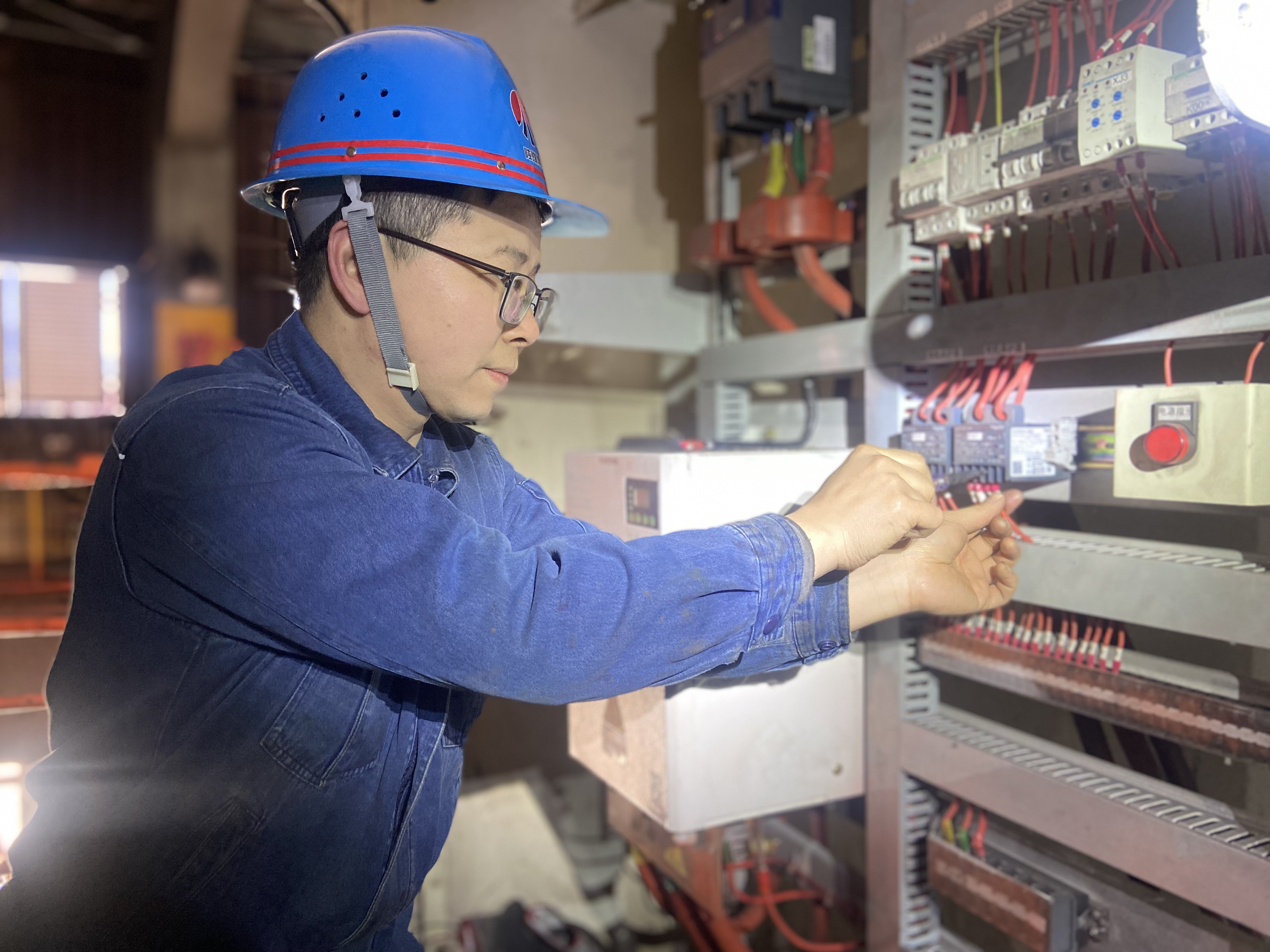 鐵肩扛重任 寒冬檢修綻英姿 鐵肩扛重任 寒冬檢修綻英姿