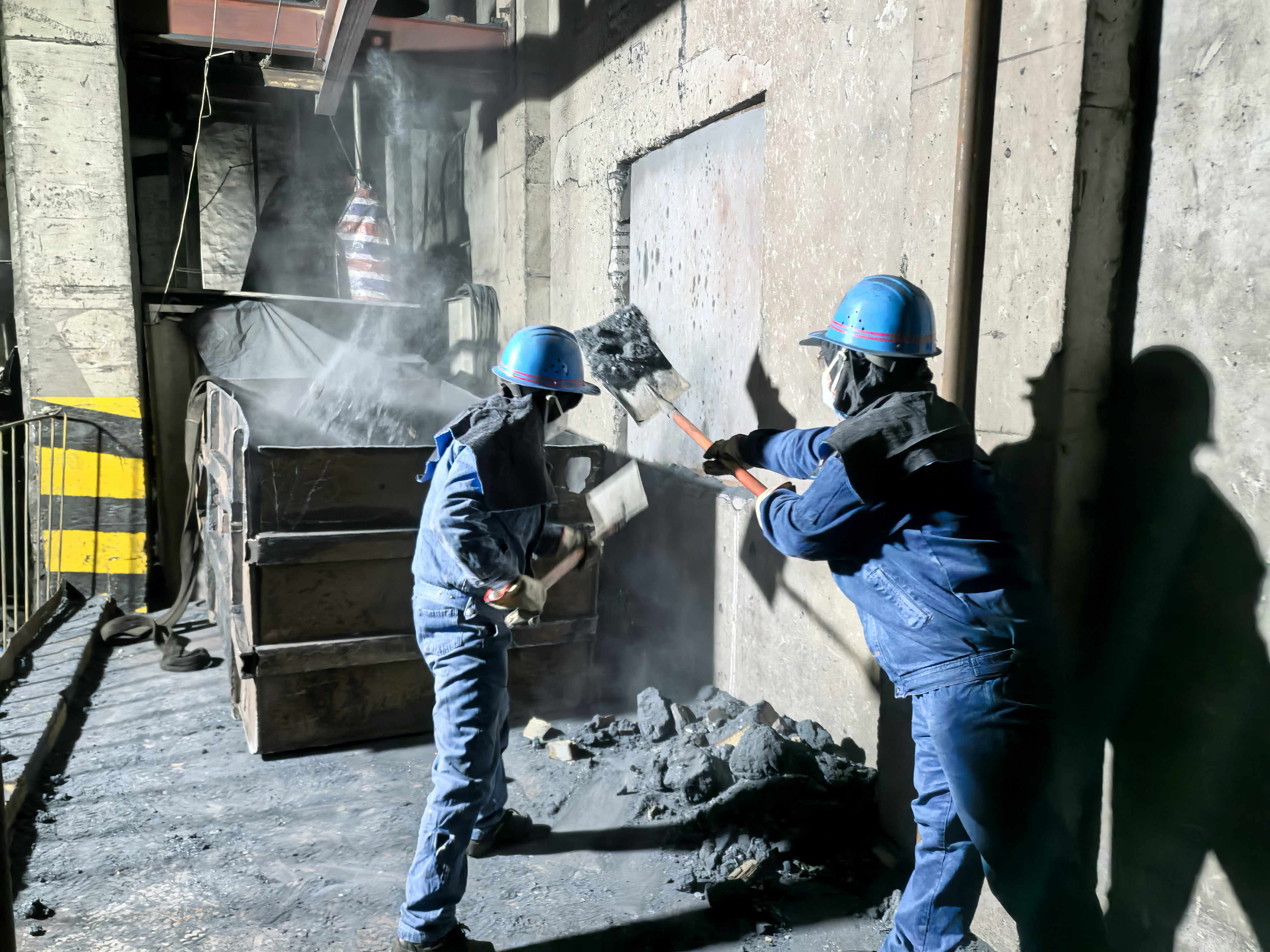 鐵肩扛重任 寒冬檢修綻英姿 鐵肩扛重任 寒冬檢修綻英姿