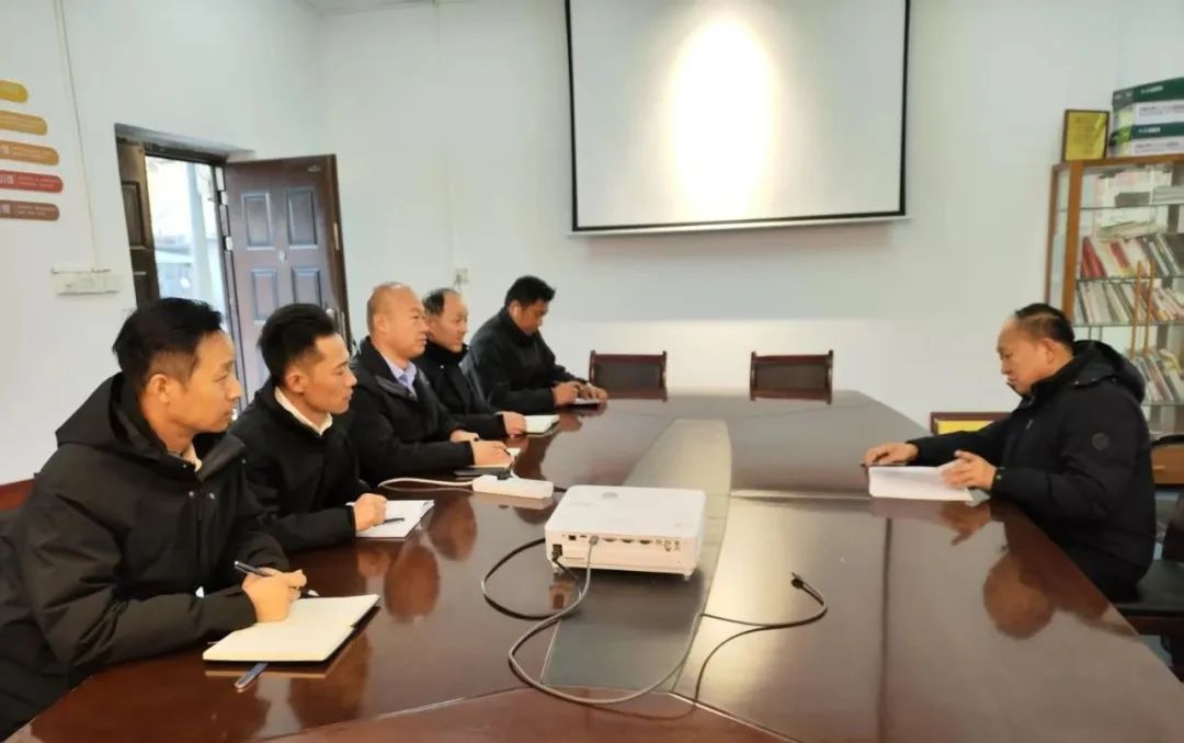 人勤春來早 奮進正當時 人勤春來早 奮進正當時