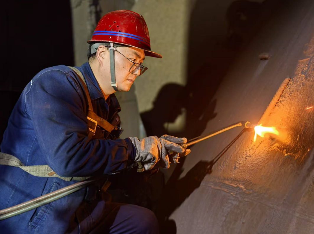 鋼鐵熔爐里的“奮斗樂(lè)章” 鋼鐵熔爐里的“奮斗樂(lè)章”