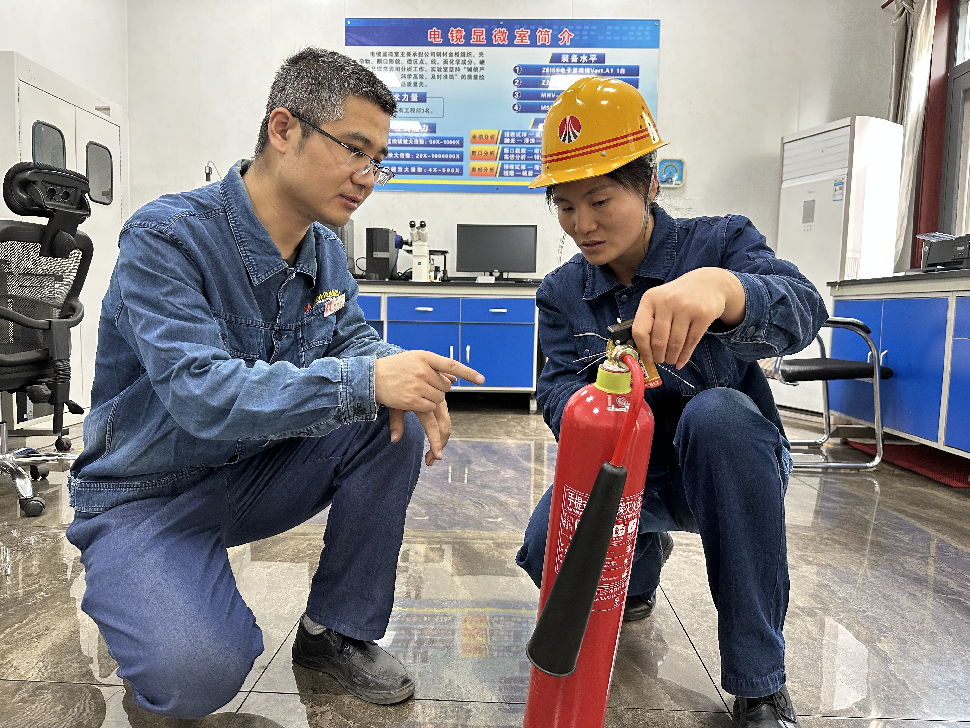 她的安全日記里 寫滿了別人的平安 她的安全日記里 寫滿了別人的平安