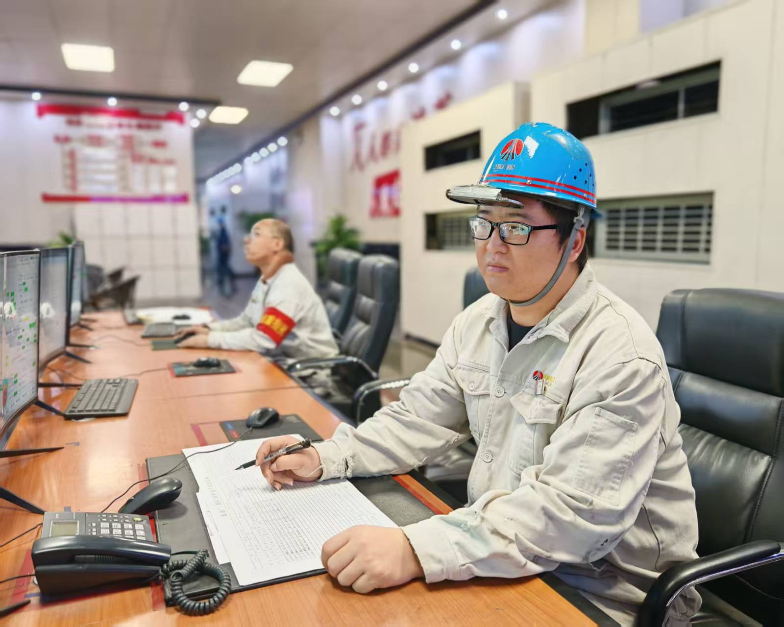 匠心淬煉綻鋼花 協同奮進譜新篇 匠心淬煉綻鋼花 協同奮進譜新篇