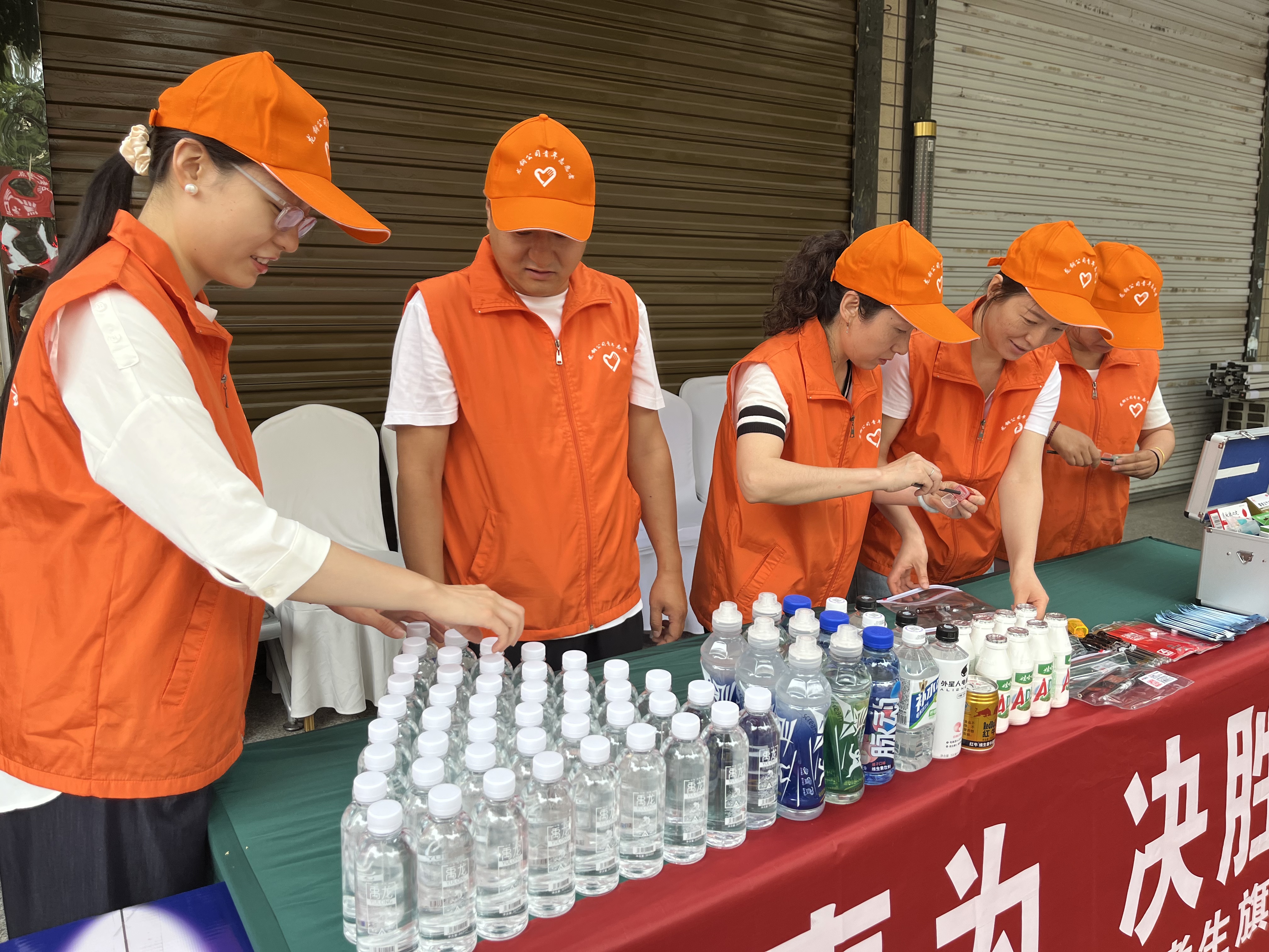 青力青為 為夢護航——龍鋼公司團委開展高考志愿服務活動 青力青為 為夢護航——龍鋼公司團委開展高考志愿服務活動