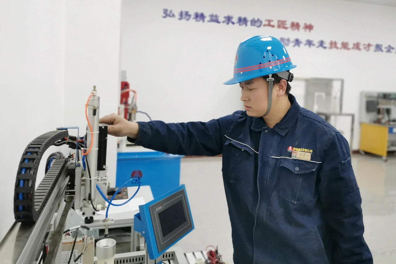 高爐旁的電氣自動化“追光者” 高爐旁的電氣自動化“追光者”