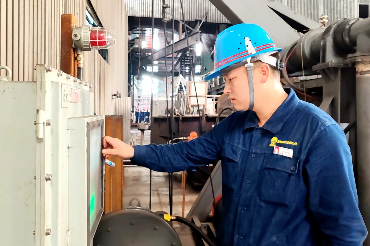 高爐旁的電氣自動化“追光者” 高爐旁的電氣自動化“追光者”