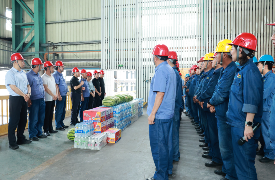 郗九生、雷達(dá)分別深入生產(chǎn)一線開(kāi)展送清涼慰問(wèn)活動(dòng)