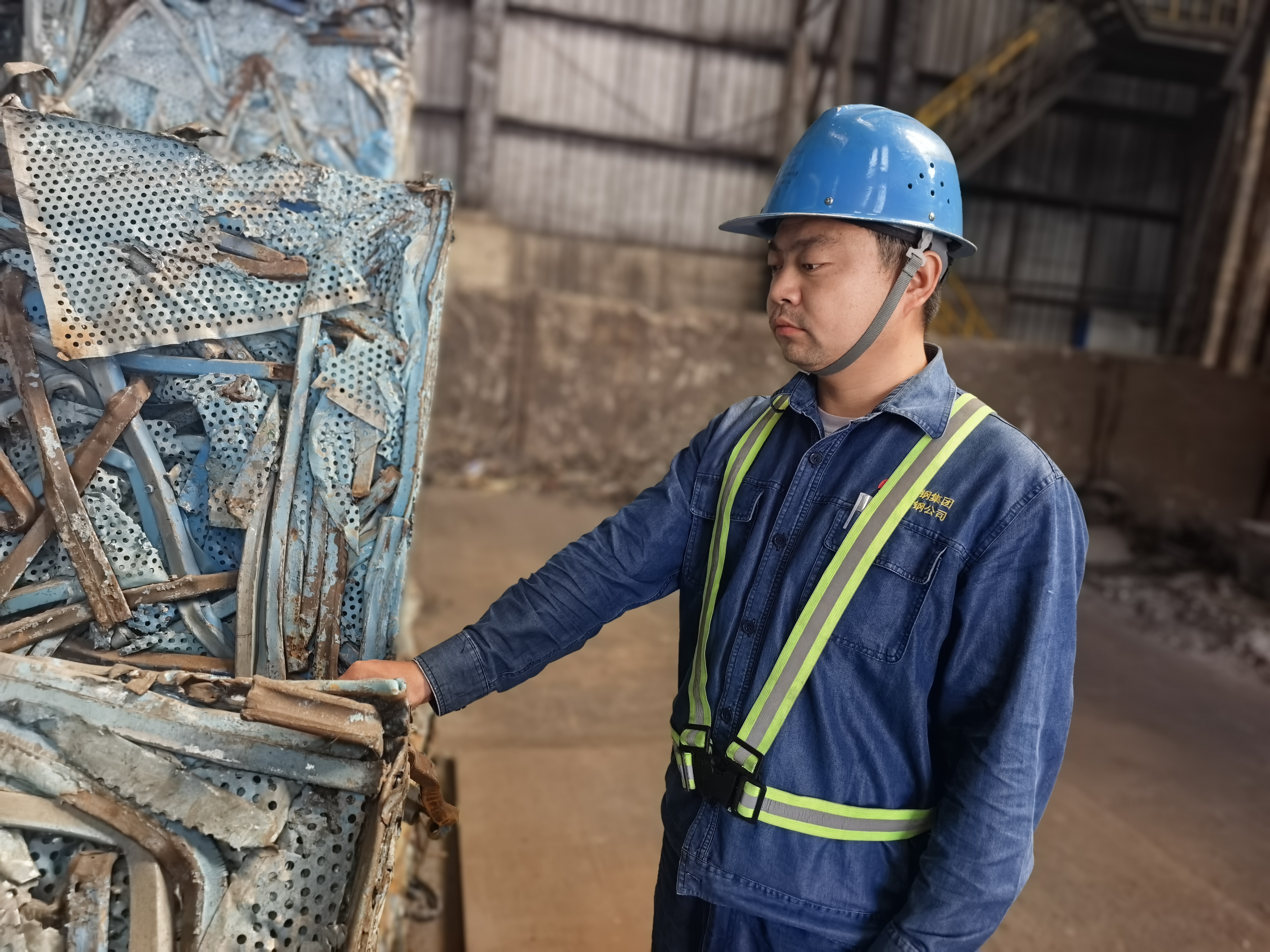 煉鋼熔爐旁的“配料尖兵” 煉鋼熔爐旁的“配料尖兵”