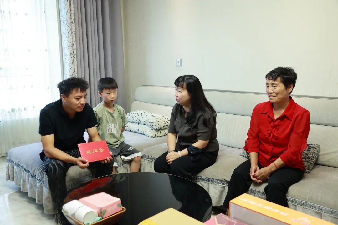 省機(jī)冶建工會(huì)主席劉小萍到陜鋼集團(tuán)漢鋼公司“送清涼”慰問(wèn) 省機(jī)冶建工會(huì)主席劉小萍到陜鋼集團(tuán)漢鋼公司“送清涼”慰問(wèn)