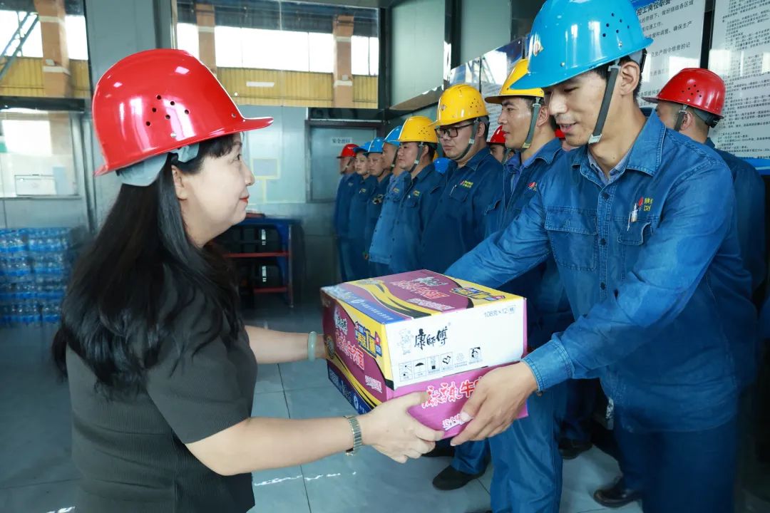 省機(jī)冶建工會(huì)主席劉小萍到陜鋼集團(tuán)漢鋼公司“送清涼”慰問(wèn) 省機(jī)冶建工會(huì)主席劉小萍到陜鋼集團(tuán)漢鋼公司“送清涼”慰問(wèn)