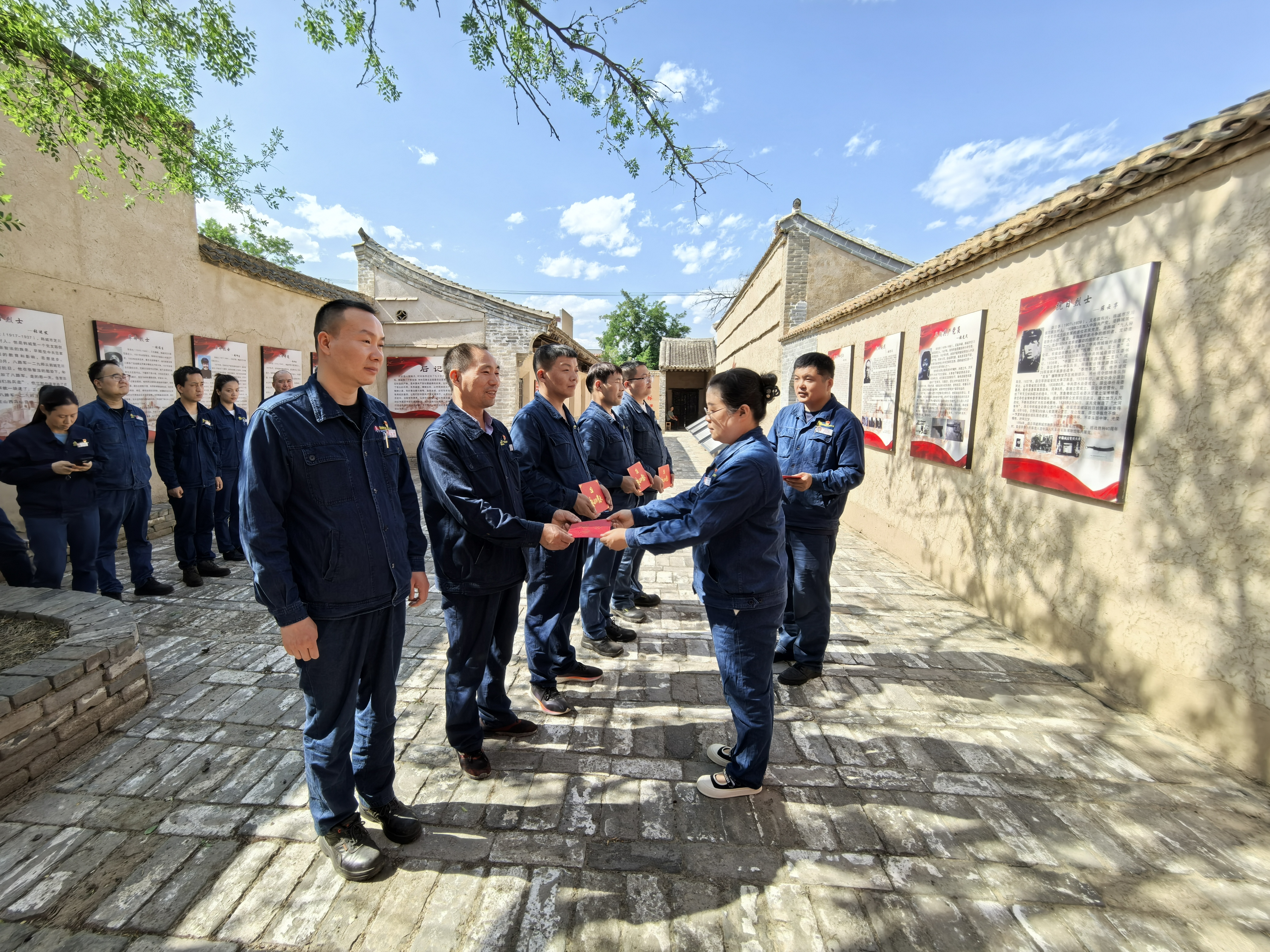 打造“紅色引擎” 鍛造過硬支部——陜鋼集團龍鋼公司軋鋼廠軋二黨支部標準化規范化建設成果 打造“紅色引擎” 鍛造過硬支部——陜鋼集團龍鋼公司軋鋼廠軋二黨支部標準化規范化建設成果