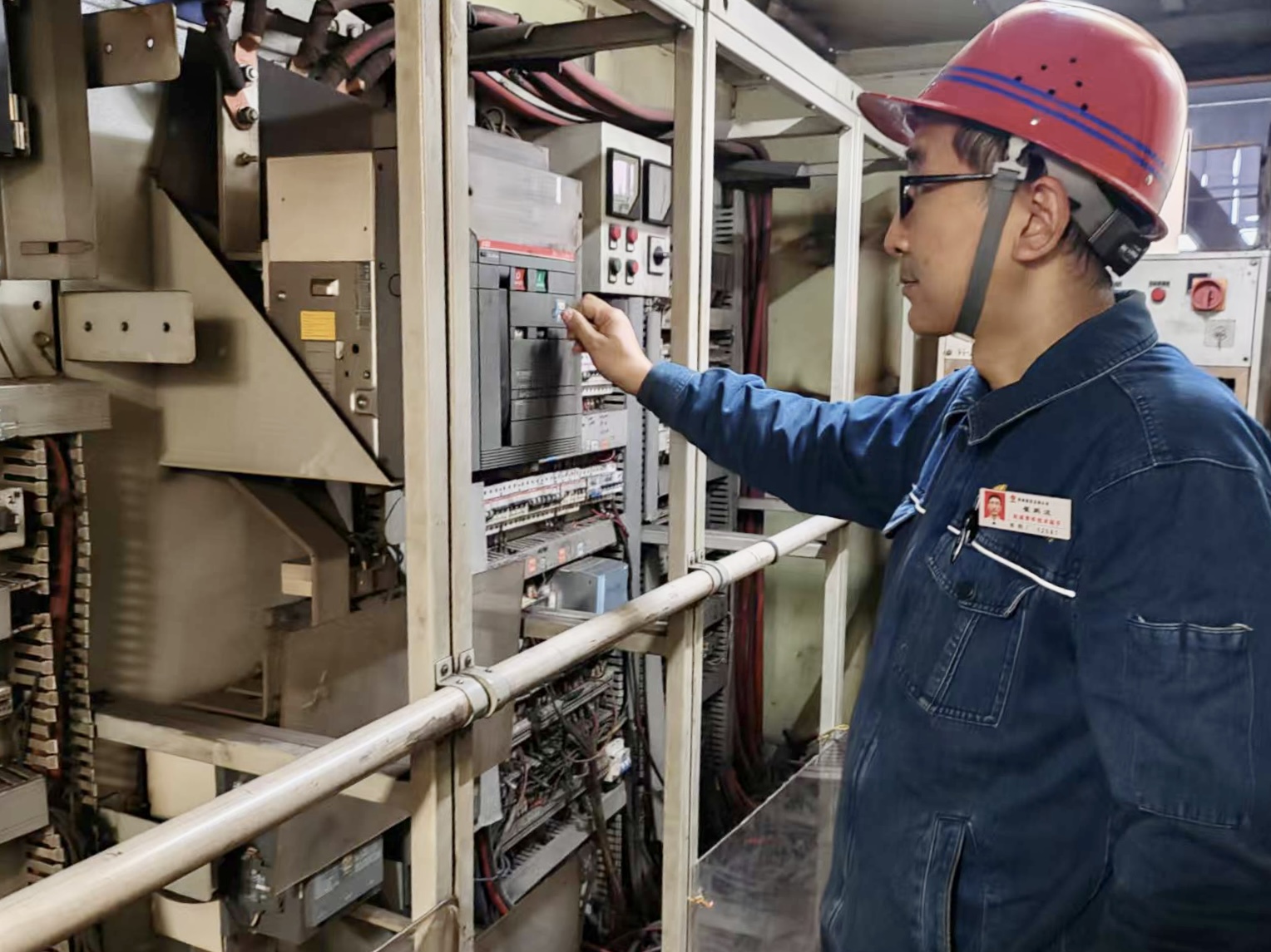 秋風伴檢修 匠心護天車 秋風伴檢修 匠心護天車