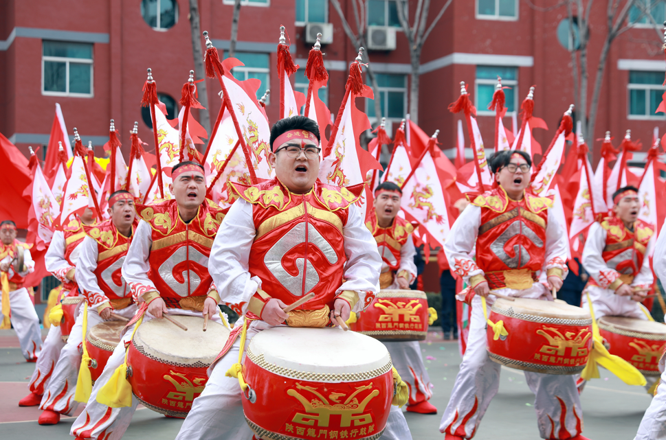 鋼鐵與鼓點的交響——龍門鋼鐵行鼓藝術團背后的故事 鋼鐵與鼓點的交響——龍門鋼鐵行鼓藝術團背后的故事