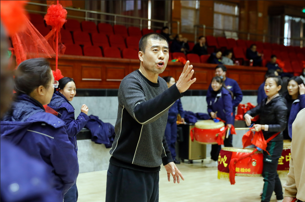 鋼鐵與鼓點的交響——龍門鋼鐵行鼓藝術團背后的故事 鋼鐵與鼓點的交響——龍門鋼鐵行鼓藝術團背后的故事