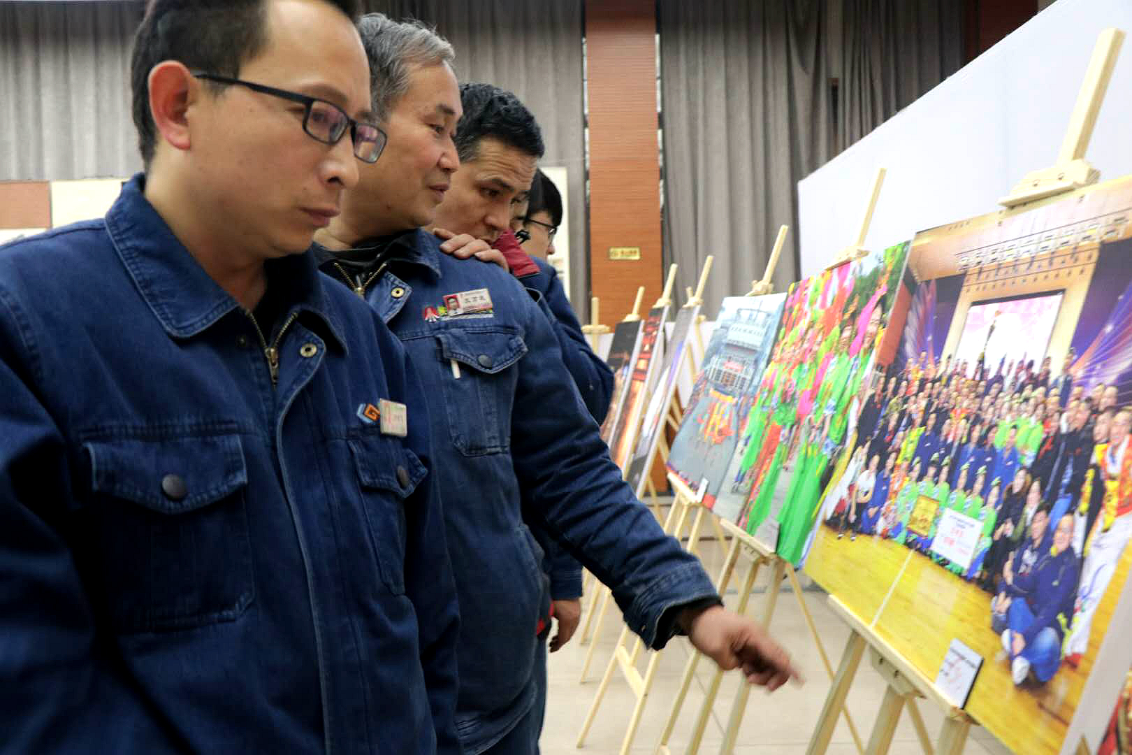 與書畫零距離 感受鋼城魅力—參加慶祝改革開放40周年暨龍鋼建廠60周年書畫攝影展活動(dòng)有感 與書畫零距離 感受鋼城魅力—參加慶祝改革開放40周年暨龍鋼建廠60周年書畫攝影展活動(dòng)有感