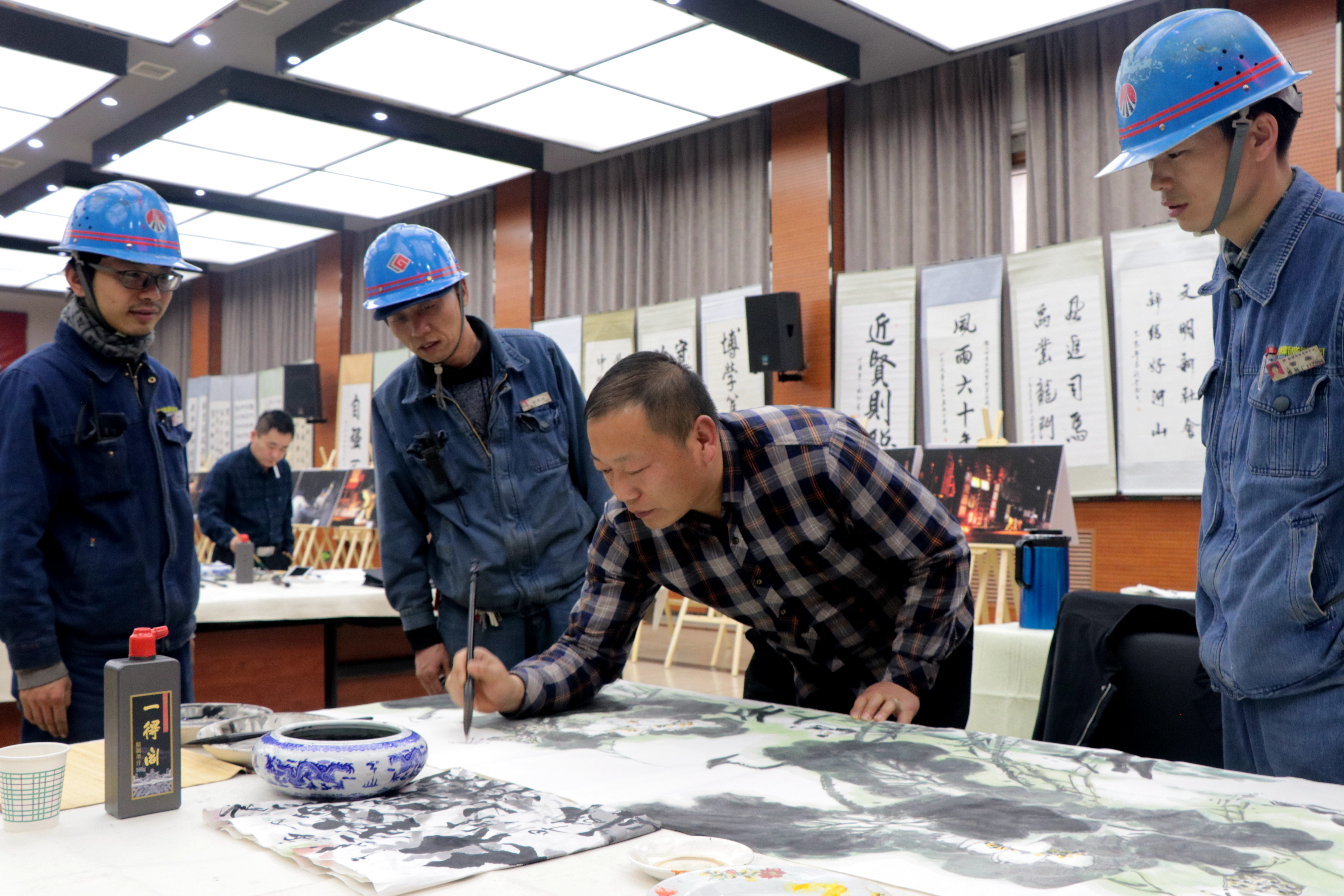 與書畫零距離 感受鋼城魅力—參加慶祝改革開放40周年暨龍鋼建廠60周年書畫攝影展活動(dòng)有感 與書畫零距離 感受鋼城魅力—參加慶祝改革開放40周年暨龍鋼建廠60周年書畫攝影展活動(dòng)有感