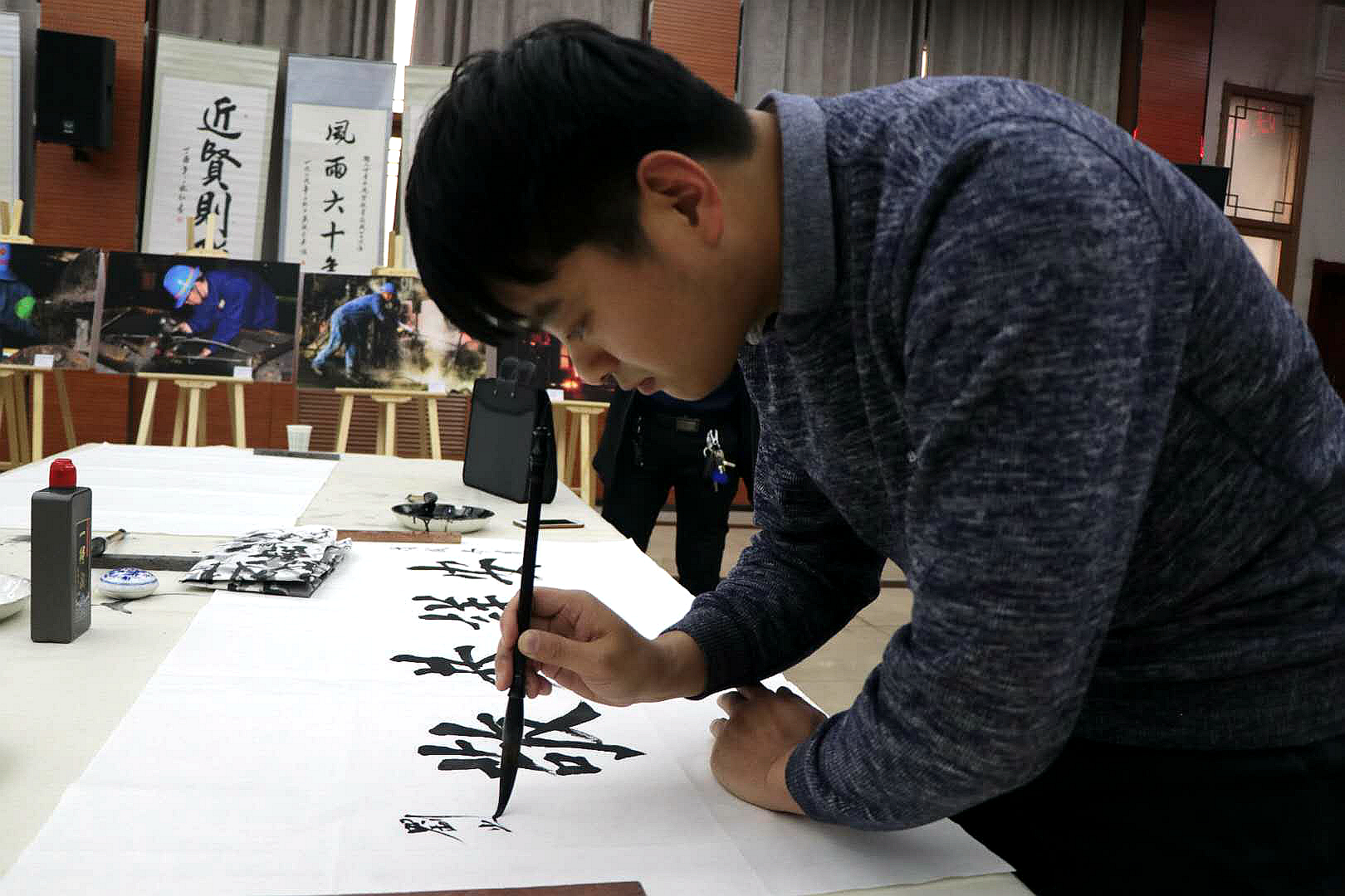 與書畫零距離 感受鋼城魅力—參加慶祝改革開放40周年暨龍鋼建廠60周年書畫攝影展活動(dòng)有感 與書畫零距離 感受鋼城魅力—參加慶祝改革開放40周年暨龍鋼建廠60周年書畫攝影展活動(dòng)有感