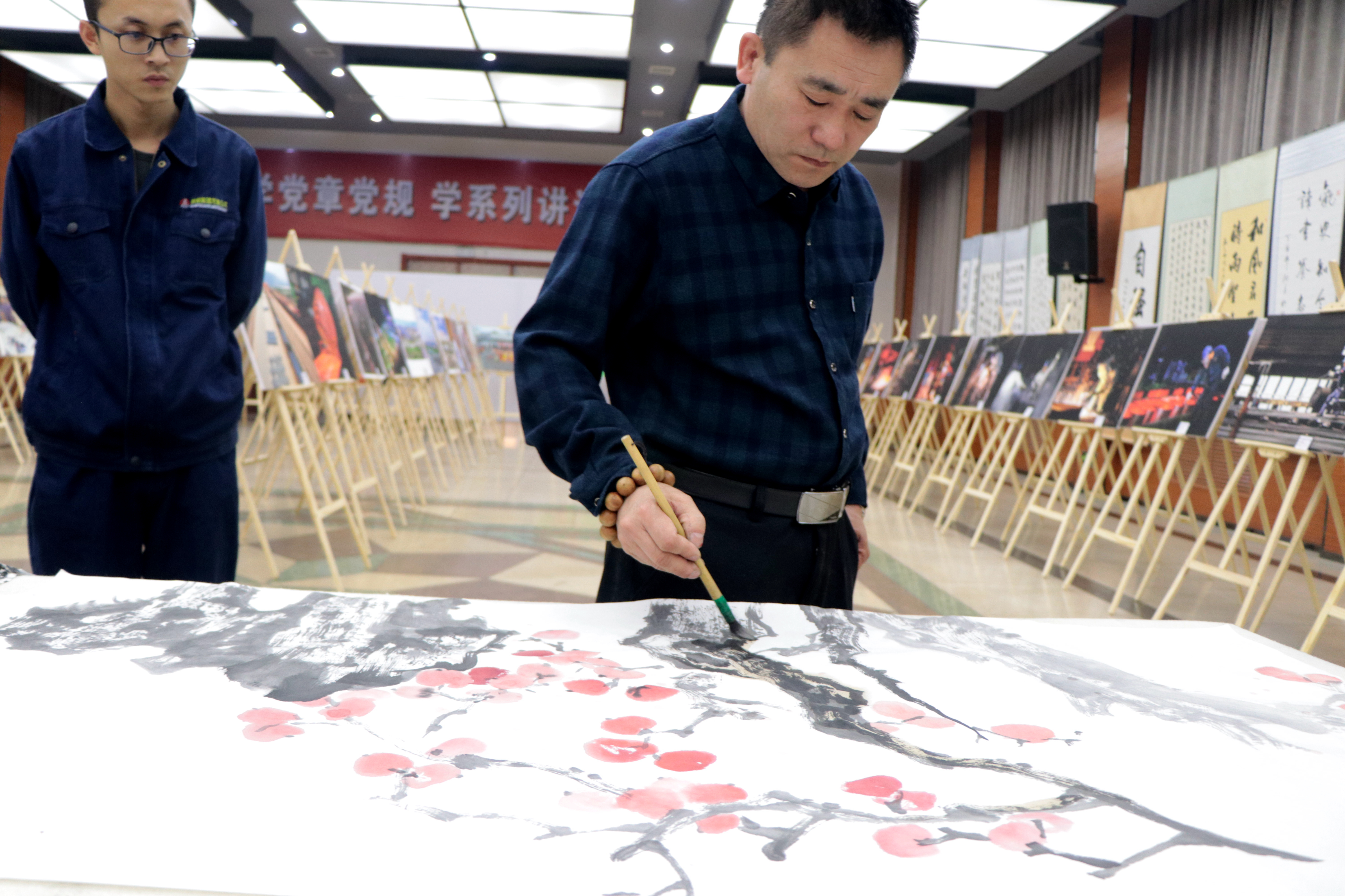 與書畫零距離 感受鋼城魅力—參加慶祝改革開放40周年暨龍鋼建廠60周年書畫攝影展活動(dòng)有感 與書畫零距離 感受鋼城魅力—參加慶祝改革開放40周年暨龍鋼建廠60周年書畫攝影展活動(dòng)有感