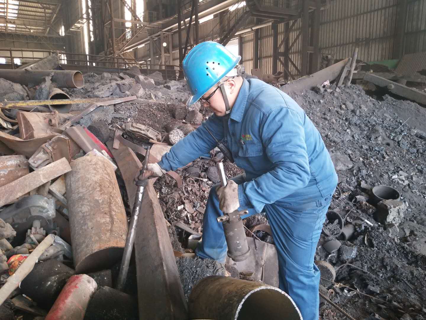 黨徽閃耀,黨員在生產經營中唱“主角” 黨徽閃耀,黨員在生產經營中唱“主角”