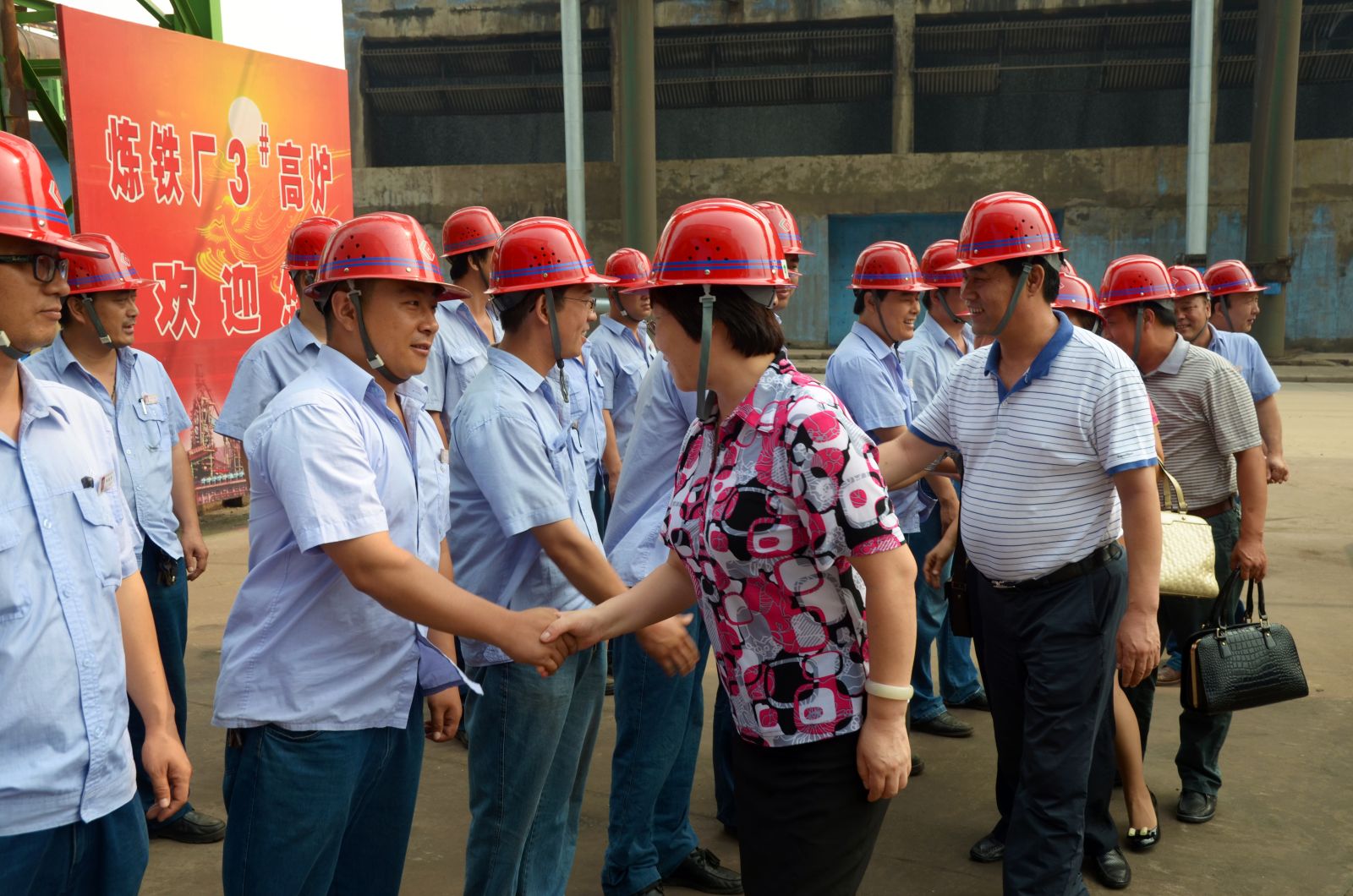 渭南市總工會來龍鋼公司送清涼 渭南市總工會來龍鋼公司送清涼