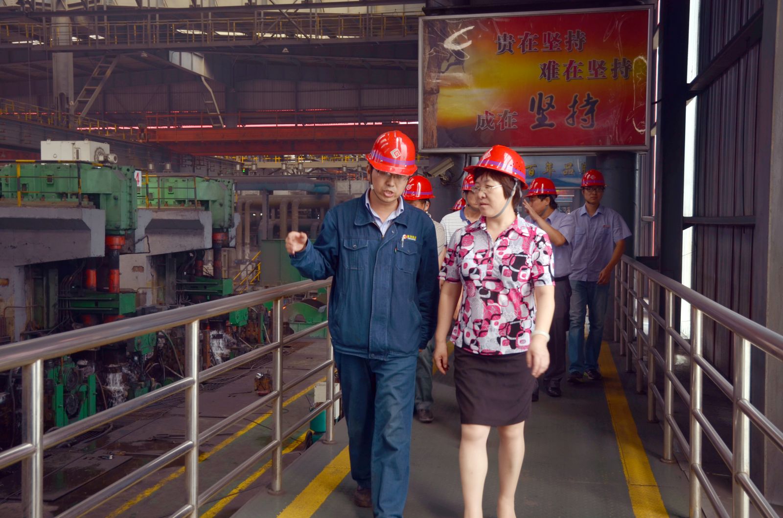 渭南市總工會來龍鋼公司送清涼 渭南市總工會來龍鋼公司送清涼